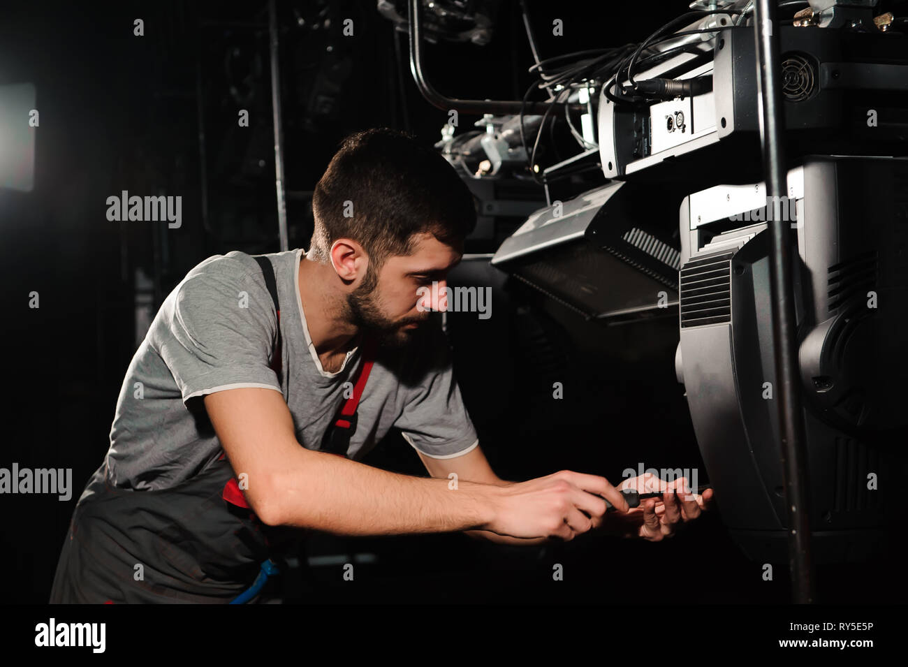 The lighting engineer adjusts the lights on the stage Stock Photo Alamy