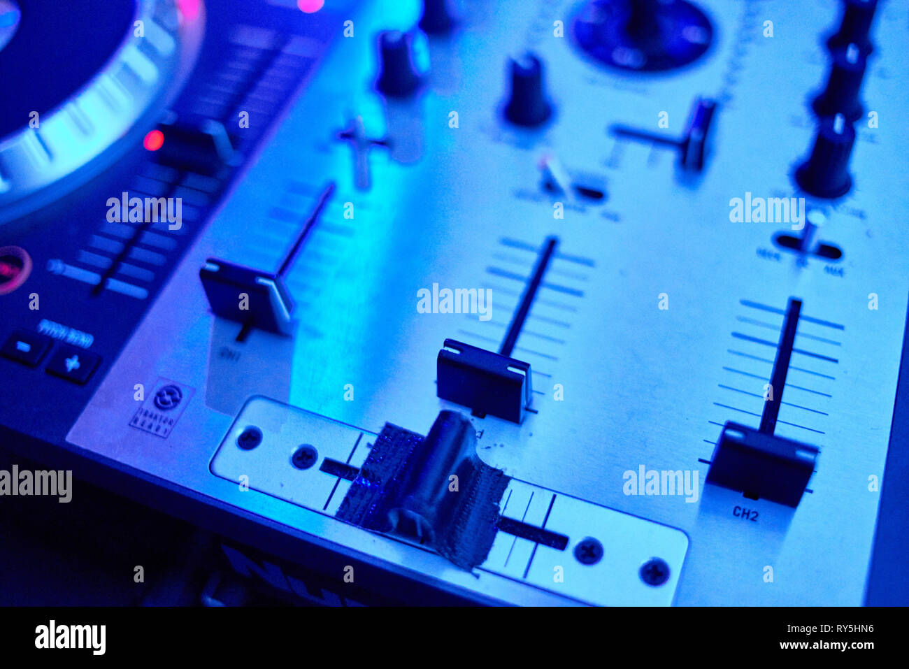 disc jokey dj audio mix pult Stock Photo - Alamy