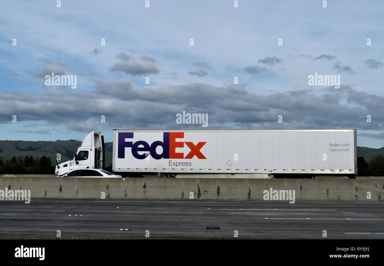 FedEx truck on 880 freeway over Alameda Creek in Union City California Stock Photo