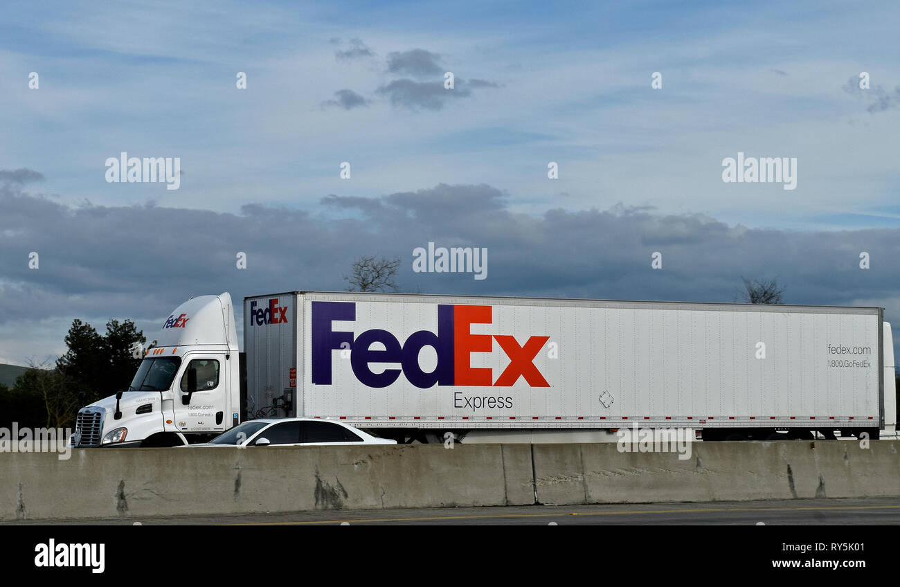 FedEx truck on 880 freeway over Alameda Creek in Union City California Stock Photo