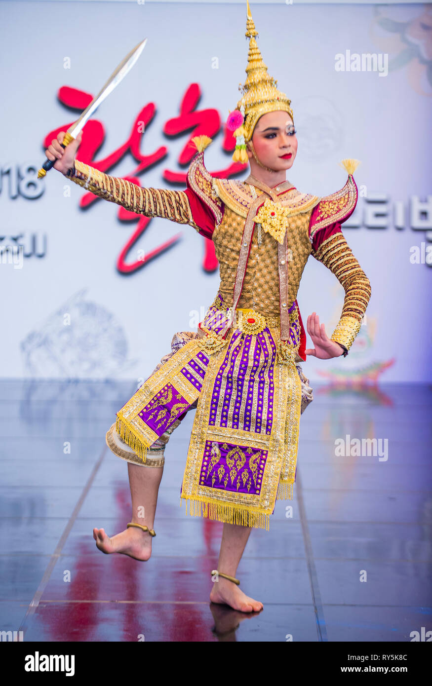 Thai dancer performing the traditional Thai Khon dance at the Mask ...