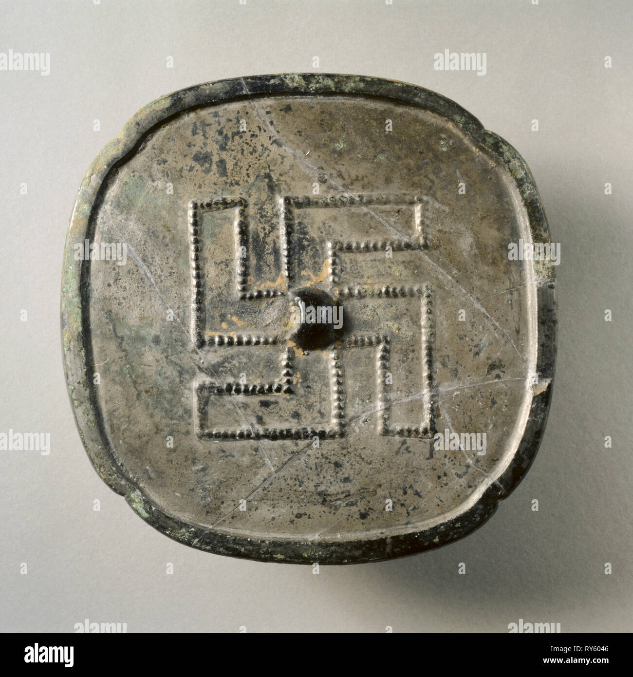 maandag Ontaarden breed Quadrilobed Mirror with Wan Symbol, 8th-9th century. China, Tang dynasty  (618-907). Bronze; overall: 0.9 x 14.3 cm (3/8 x 5 5/8 in.); rim: 0.4 cm  (3/16 in Stock Photo - Alamy