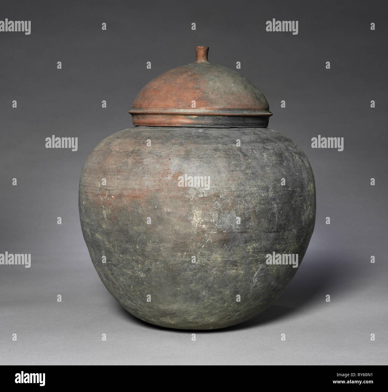 Vessel with Knobbed Lid, 676-935. Korea, Kaya Period (42-562). Stoneware; overall: 34.4 cm (13 9/16 in.); outer diameter: 29.4 cm (11 9/16 in Stock Photo
