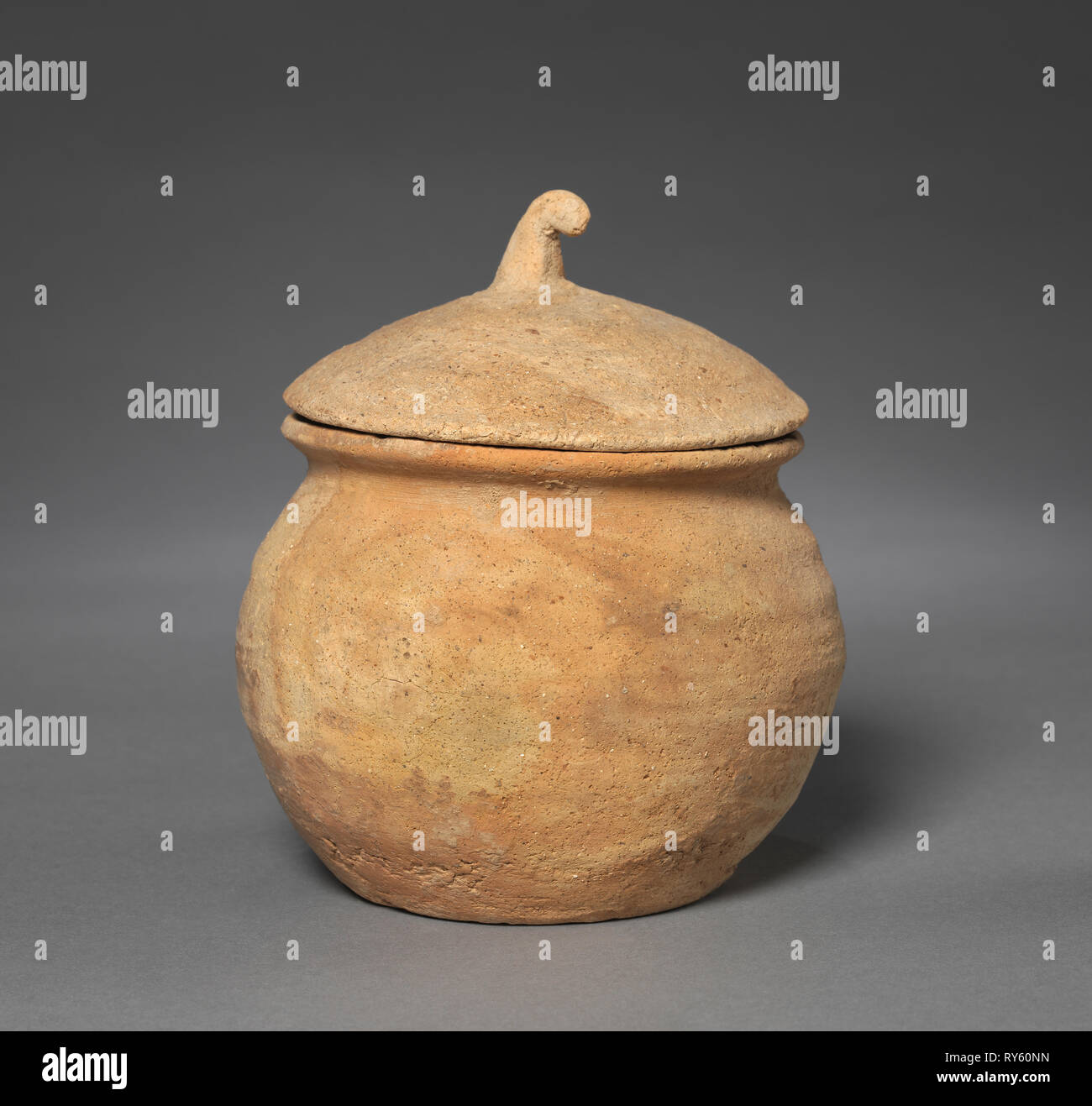 Lidded Jar with Horn Handle, 400s-500s. Korea, Silla (57 BC-AD 935) or Kaya (42-562) period. Red earthenware with applied red slip; overall: 15.2 cm (6 in.); outer diameter: 13.4 cm (5 1/4 in Stock Photo