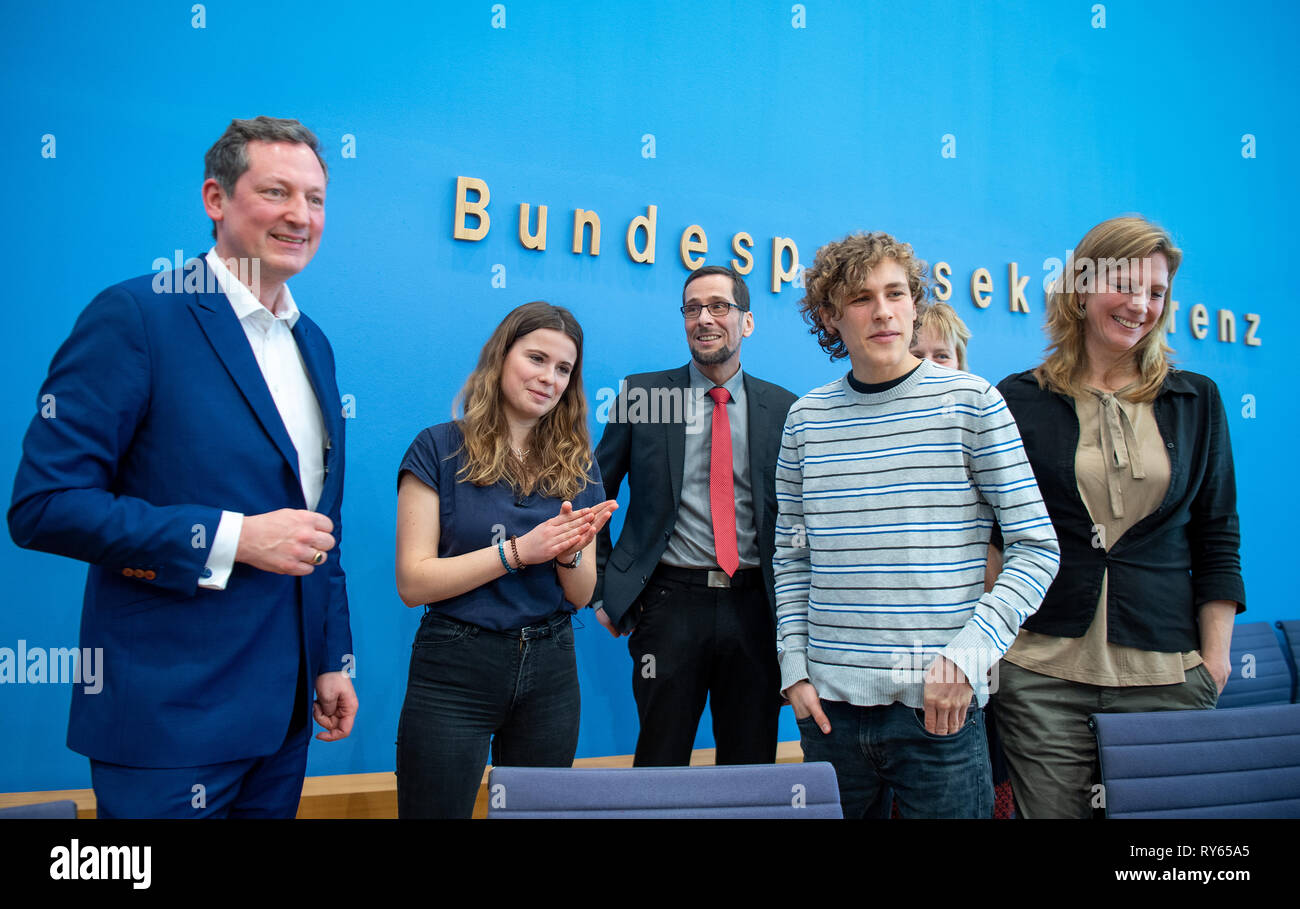 12 March 2019, Berlin: Eckart von Hirschhausen (l-r), doctor and science journalist, Luisa Neubauer, representative of the student initiative Fridays for Future, Volker Quaschning, professor for regenerative energy systems at the HTW in Berlin, Jakob Blasel, representative of the student initiative Fridays for Future, Karen Helen Wiltshire (concealed), Deputy Director of the Alfred Wegener Institute Helmholtz Centre for Polar and Marine Research, and Maja Göpel, Secretary General of the German Advisory Council on Global Change, are talking after a press conference on student protests for clima Stock Photo