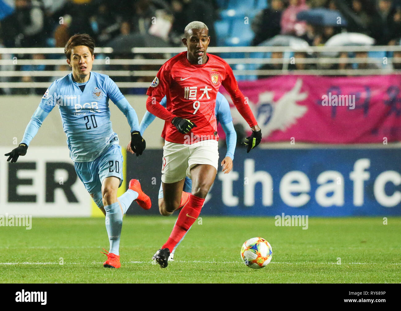 https www alamy com daegu south korea 12th mar 2019 anderson talisca r of guangzhou evergrande fc vies with hwang soon min of daegu fc during a group f match between guangzhou evergrande fc and daegu fc at afc champions league 2019 in daegu south korea march 12 2019 credit wang jingqiangxinhuaalamy live news image240468754 html