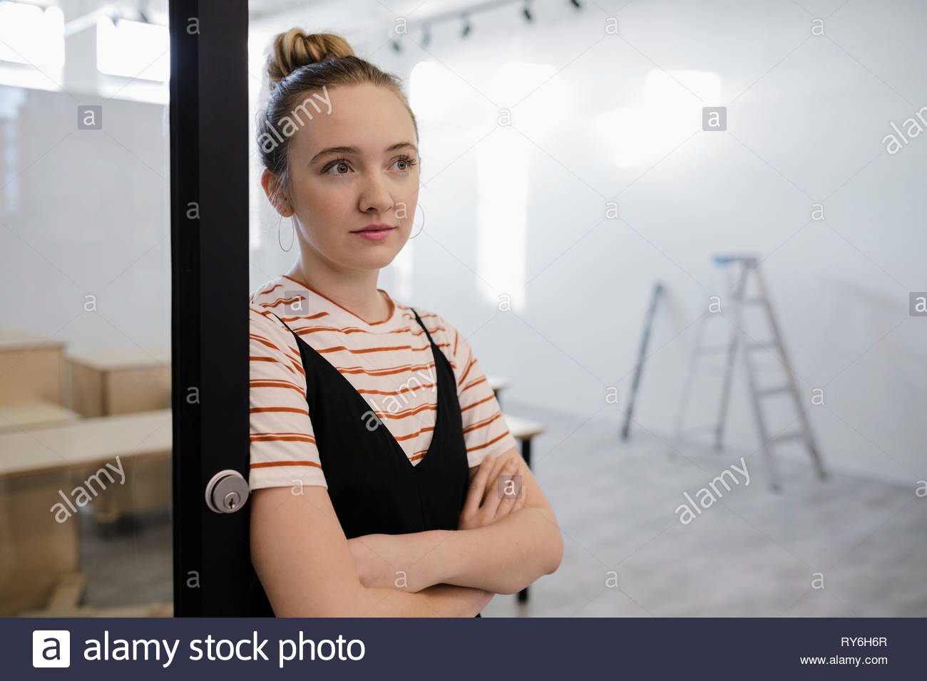 Young women in art gallery hi-res stock photography and images - Alamy
