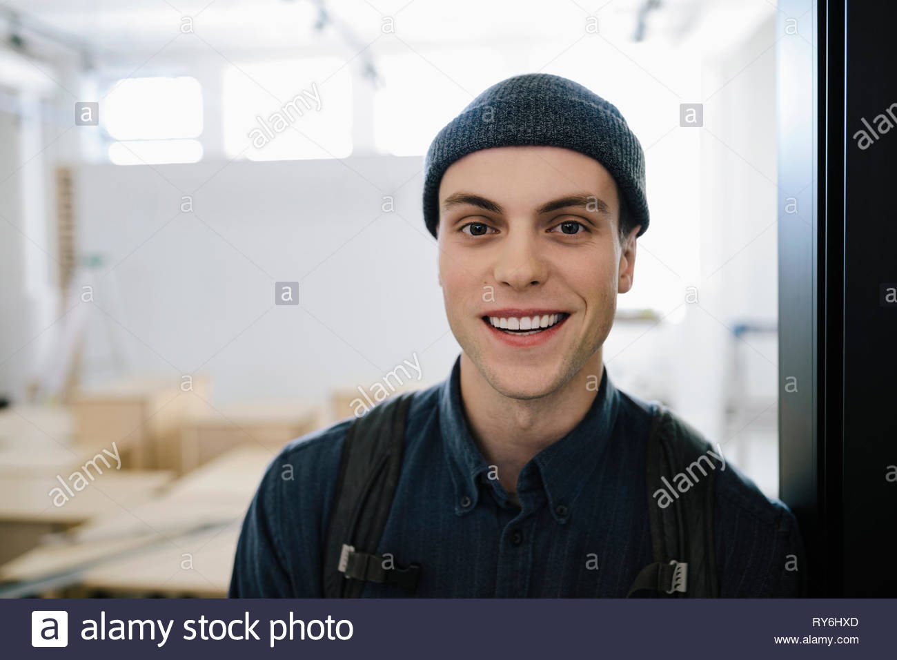 Man looking at art in an art gallery hi-res stock photography and ...