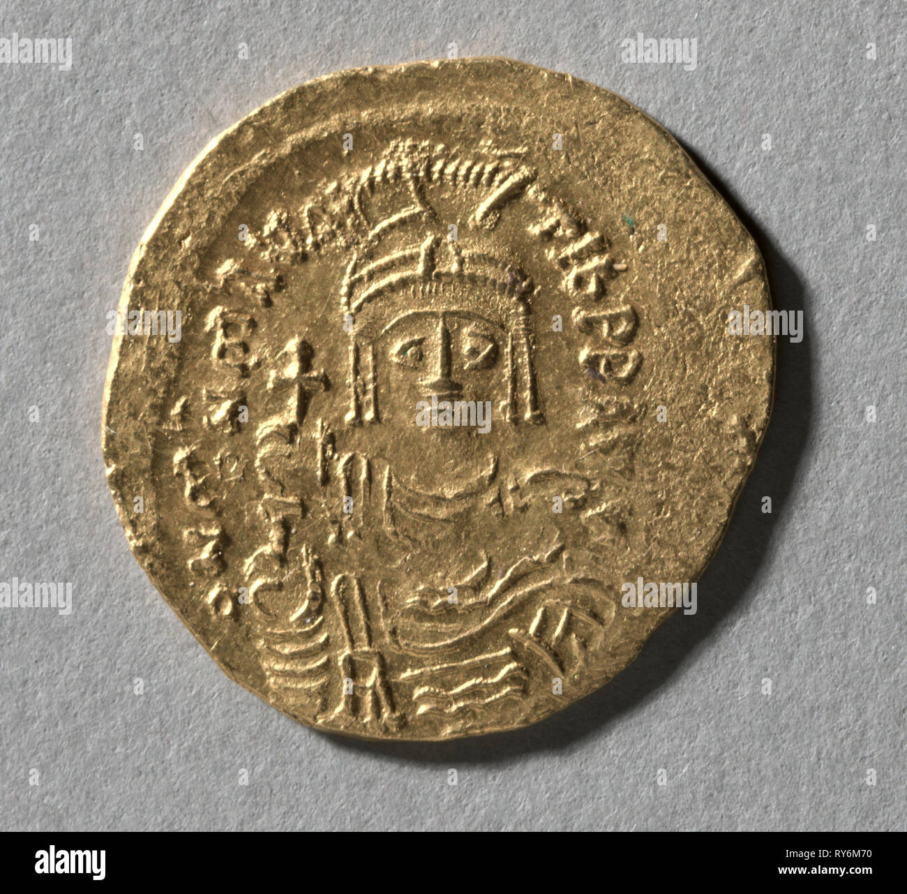 Solidus of Maurice Tiberius, 583-602. Byzantine, 6th-7th century. Gold; diameter: 2.2 cm (7/8 in Stock Photo