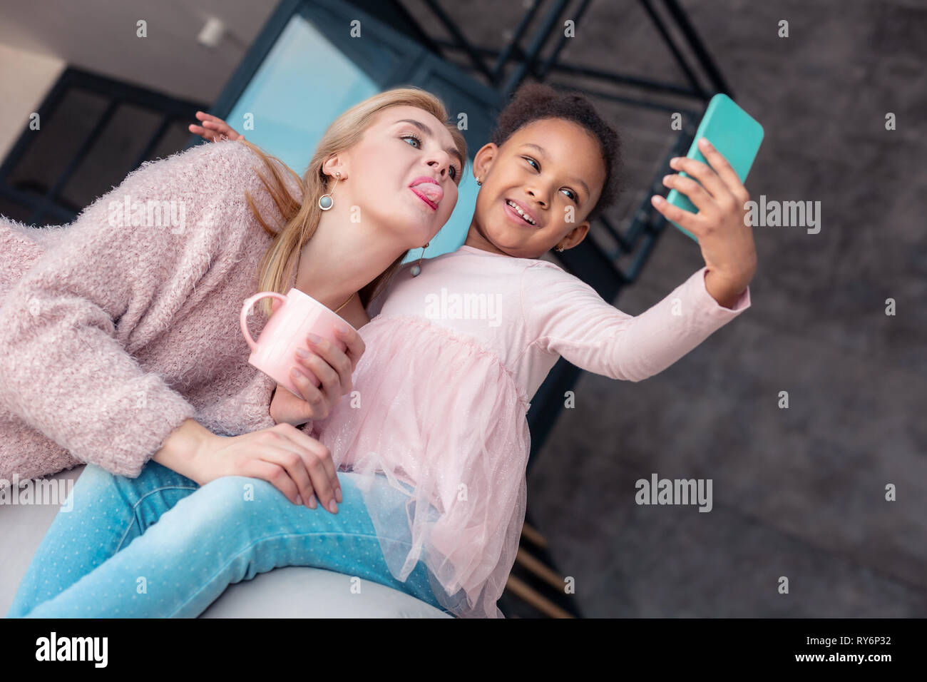 отношения родителей и подростков. беседа родителей с подростком. мать показывает дочери. разговор мамы и ребенка. мама покажи язык фотографию.