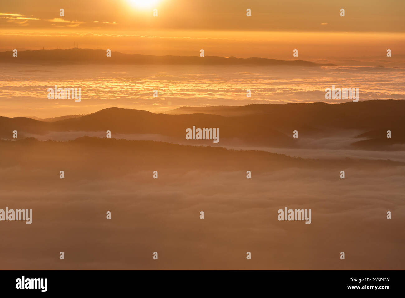 Valley filled mist fog hi-res stock photography and images - Alamy