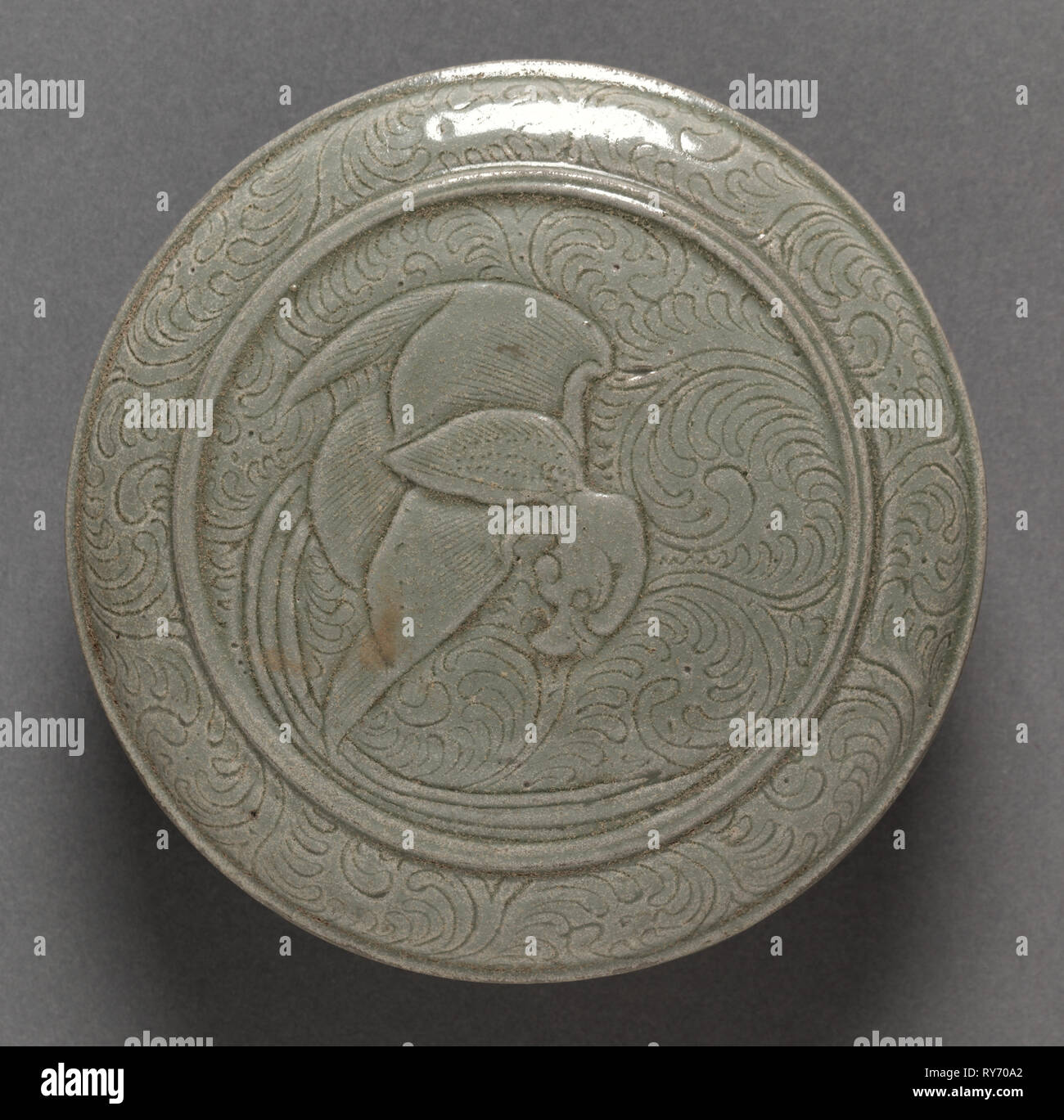 Covered Box: Yue Ware (lid), 907-960. China, Shang-lin-hu kilns, Yu-yao District, Zhejiang province, Five dynasties (907-960). Glazed stoneware with incised decoration; diameter: 13 cm (5 1/8 in Stock Photo