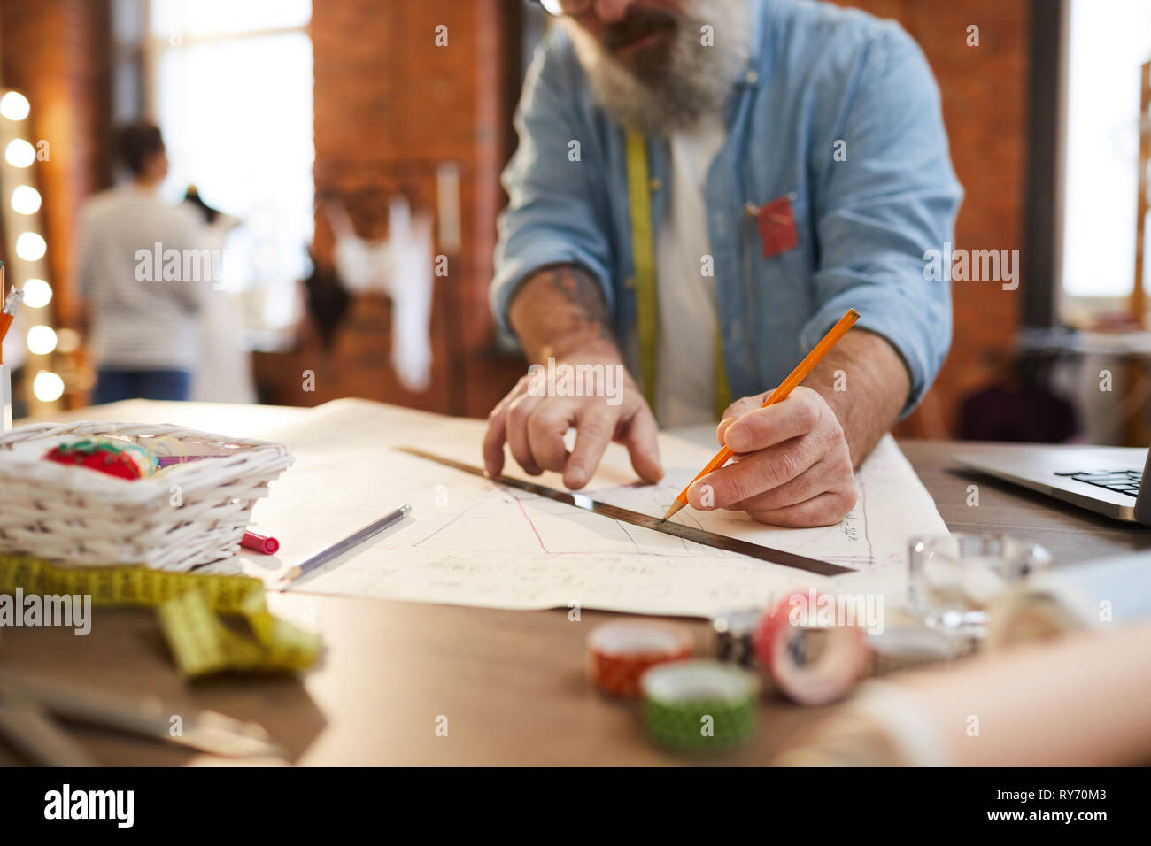 People sketching hi-res stock photography and images - Alamy