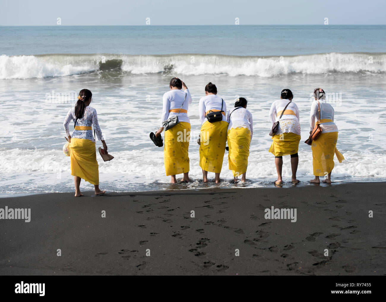 Bali traditional clothing hi-res stock photography and images - Alamy