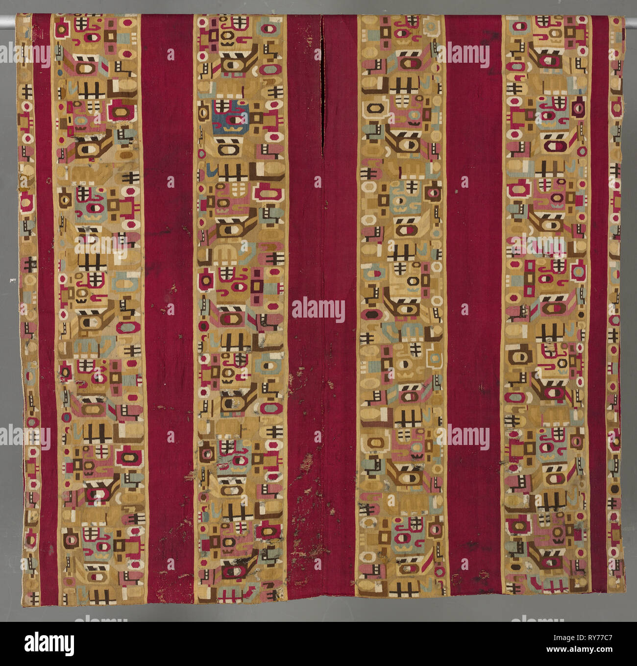 Tunic with Sacrificer, 600-1000. South America, Peru, Central Andes, Middle  Horizon, Wari people, 7th-11th century. Camelid-fiber, cotton; tapestry  weave; overall: 202.6 x 112 cm (79 3/4 x 44 1/8 in Stock Photo - Alamy
