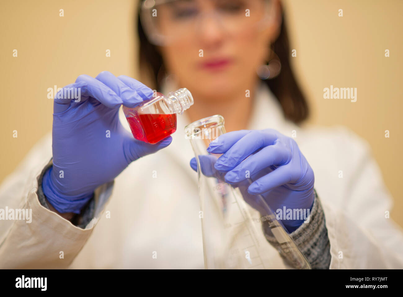 Female white lab coat hi-res stock photography and images - Alamy