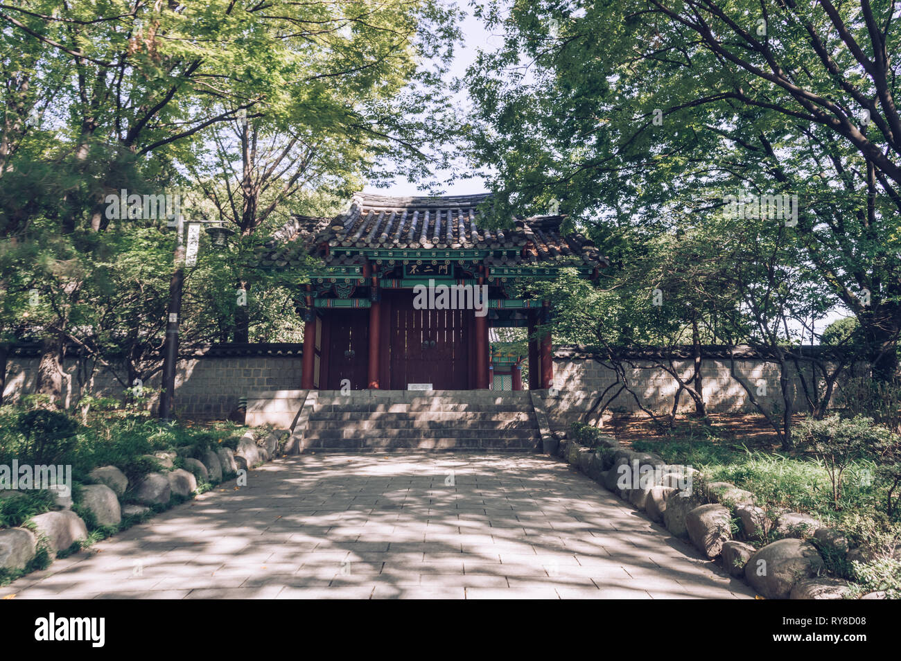 pavement to wooden Gates to Sayuksin shrine in Seoul Stock Photo