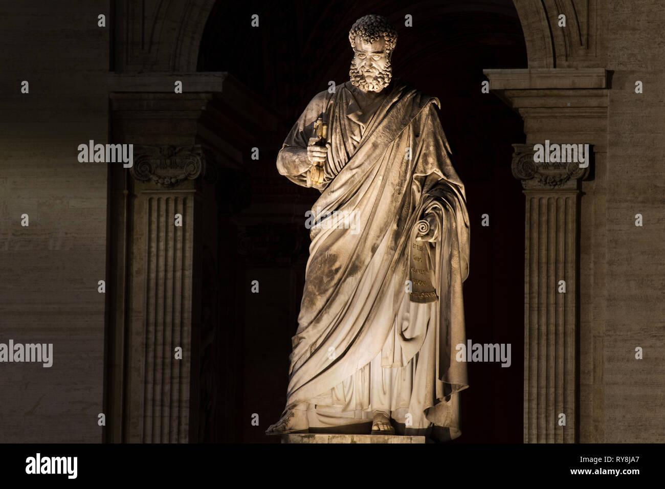 Statue of Saint Peter at night  (by Giuseppe De Fabris) - St Peter's square - Vatican city - Rome Stock Photo