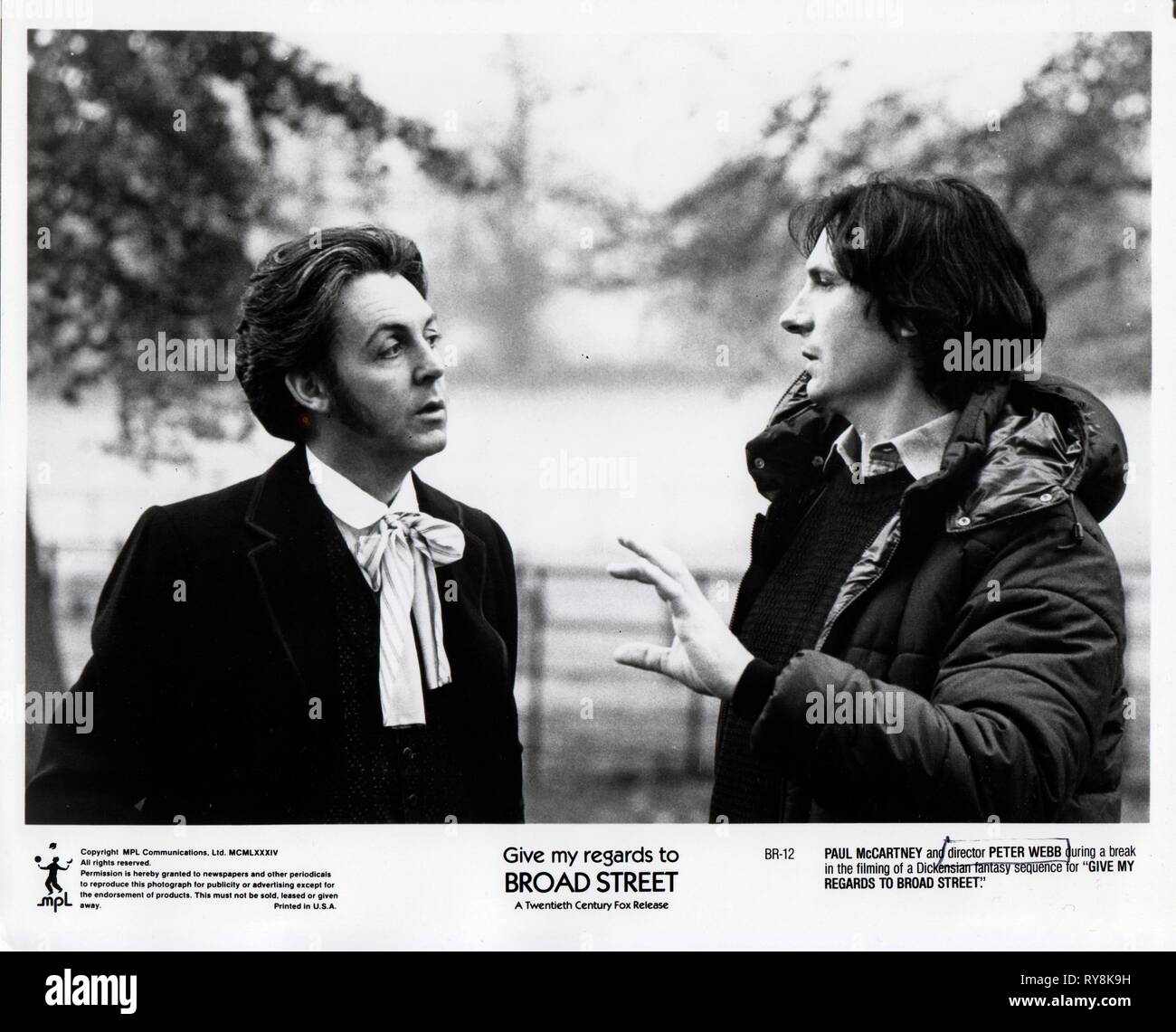 PETER WEBB (DIRECTOR)  PAUL MCCARTNEY (L)  ON SET GIVE MY REGARDS TO BROAD STREET (1984)  MOVIESTORE COLLECTION LTD Stock Photo