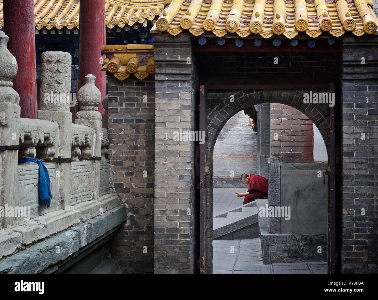 Monk with is mobile phone, Wutai Shan, Shanxi, China Stock Photo