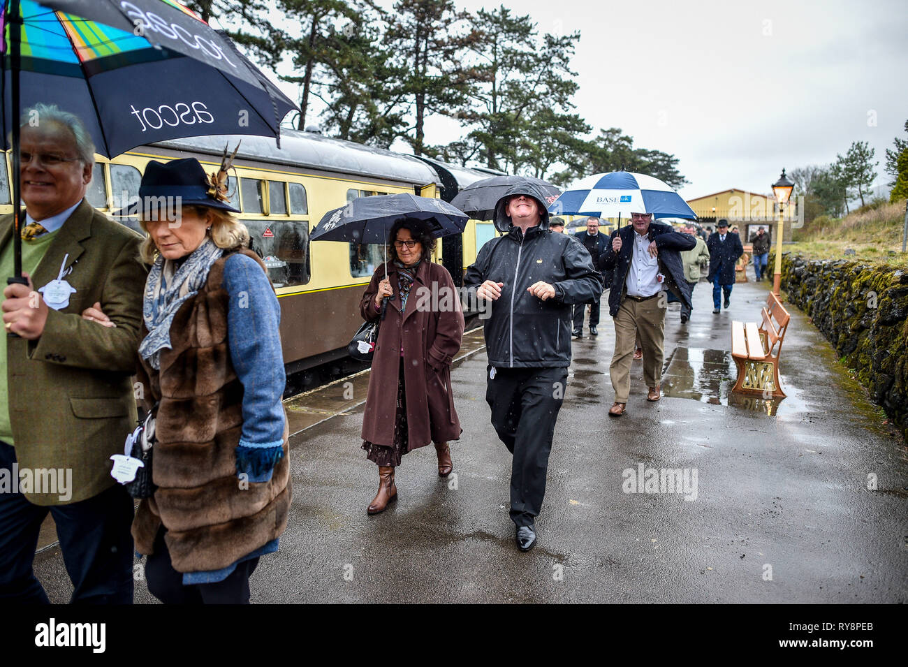 Taking race goers hi-res stock photography and images - Alamy