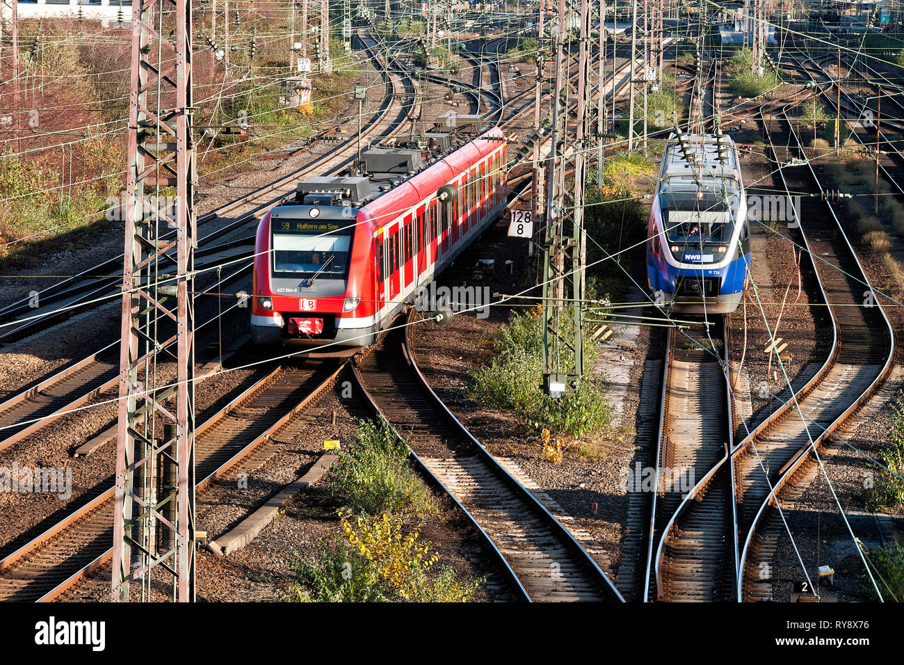 Aus Richtung des Essener Hauptbahnhofs kommen zwei Nahverkehrszuege [ Stock Photo