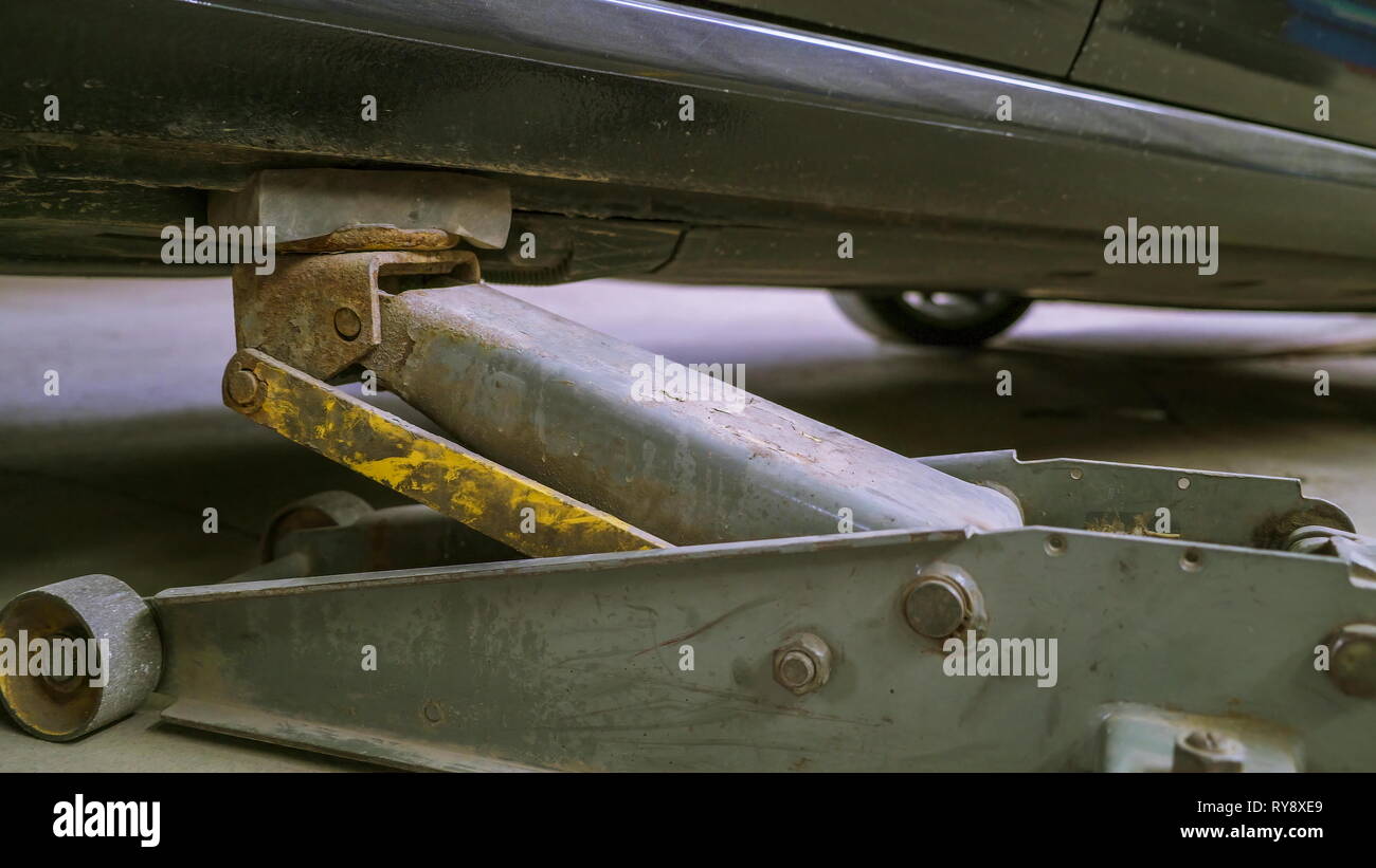 Car lift shop hi-res stock photography and images - Alamy