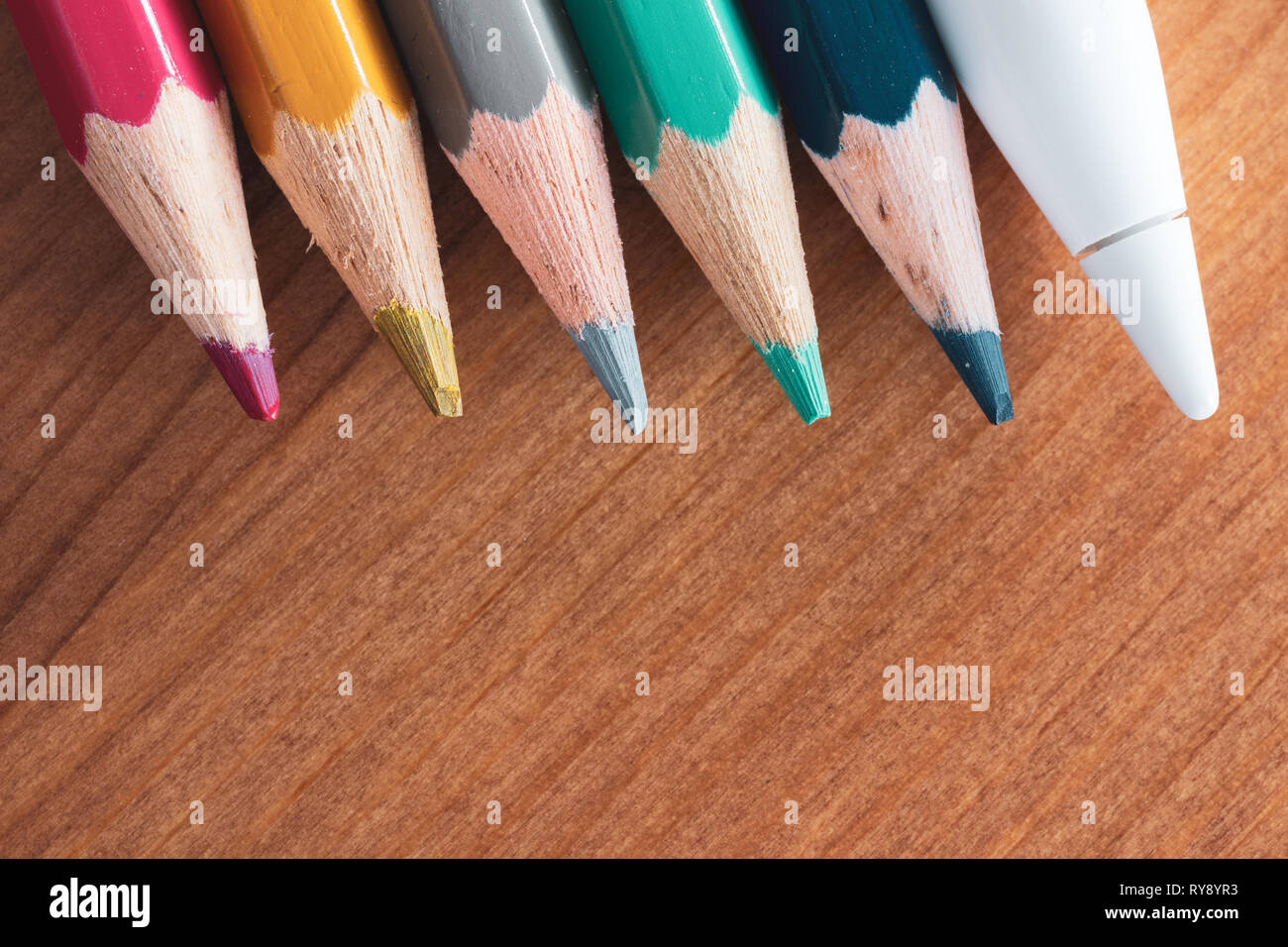 https://c8.alamy.com/comp/RY8YR3/apple-pencil-2015-1st-generation-for-ipad-pro-and-traditional-coloured-pencils-on-wooden-table-RY8YR3.jpg