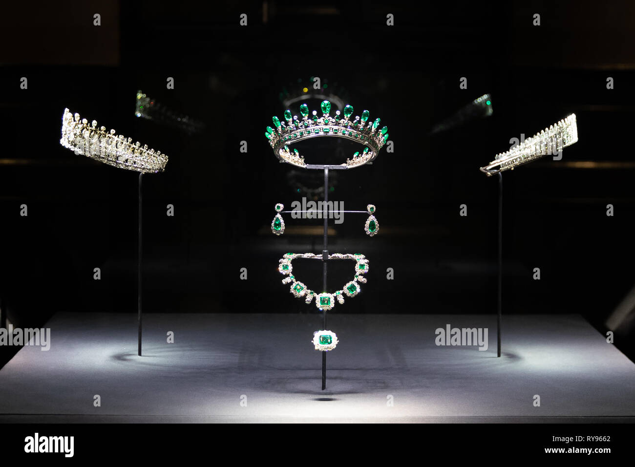 Diamond tiara hires stock photography and images Alamy