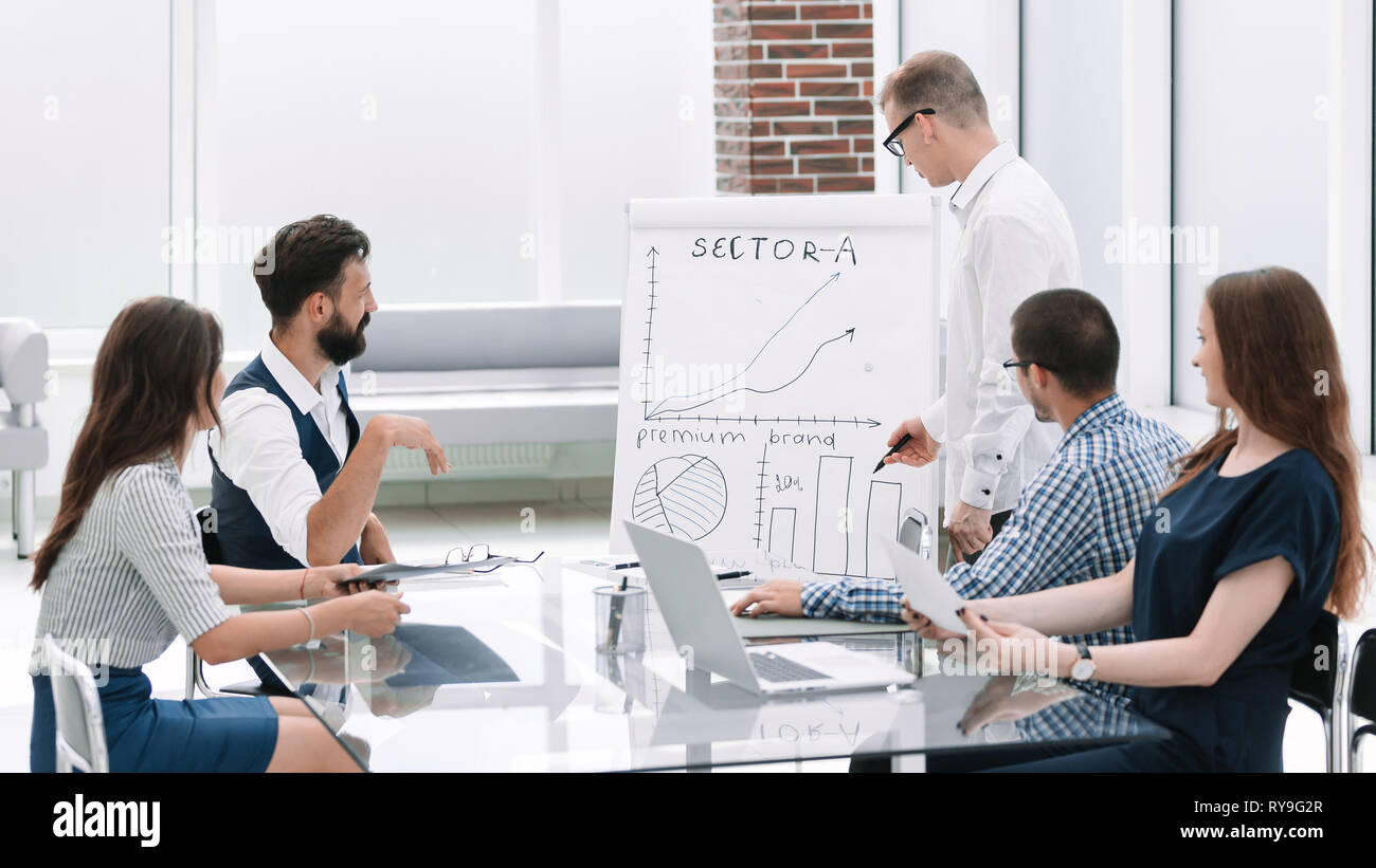 Data marketing strategy meeting hi-res stock photography and images - Alamy