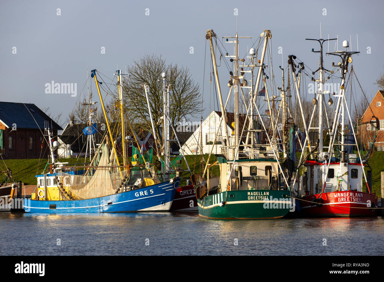 Der Fischereihafen von Greetsiel, Ostfriesland, Niedersachsen, Fischkutter, Krabbenkutter liegen im Hafen, Stock Photo