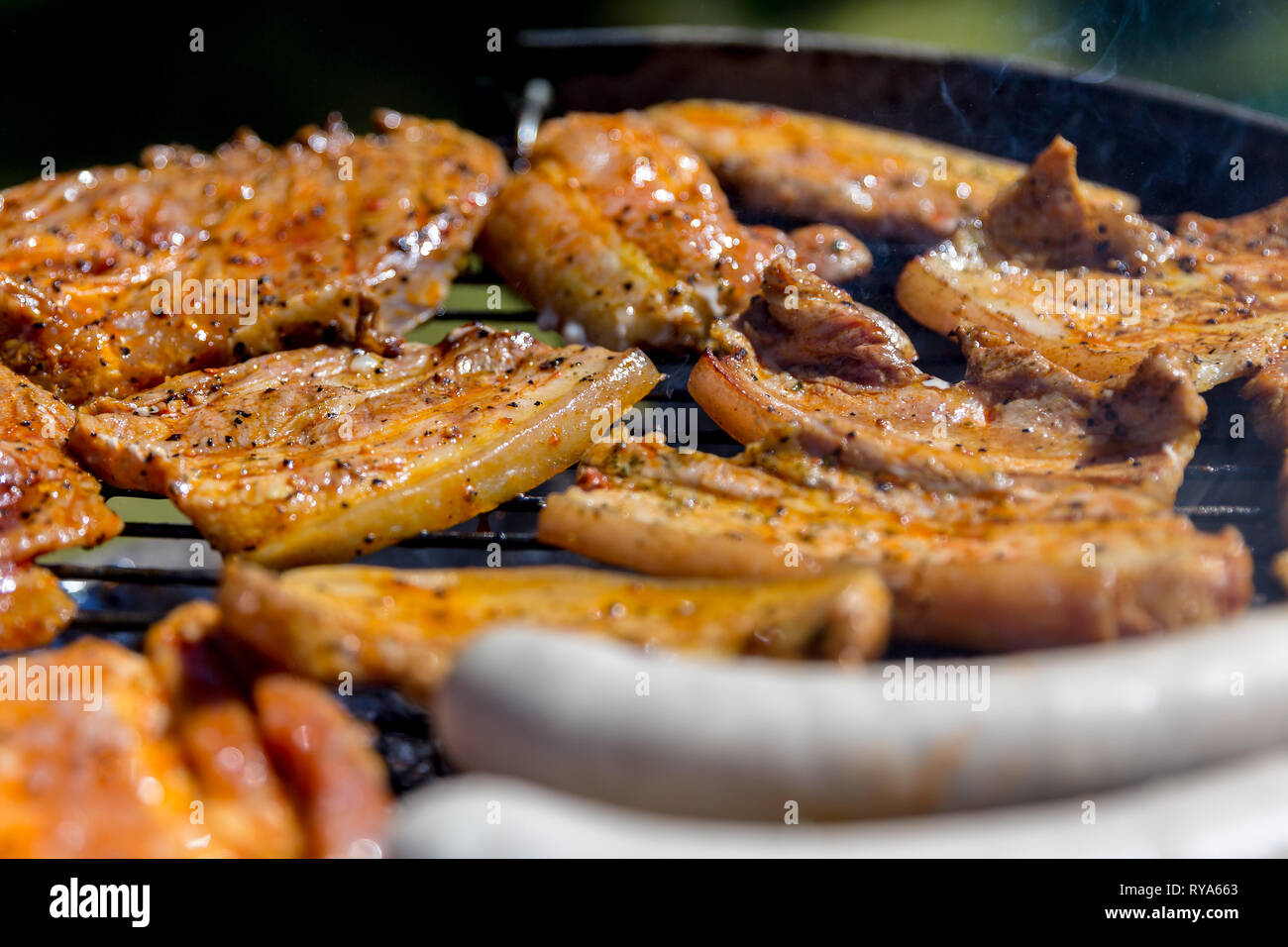 Bauchfleisch und Wuerstchen auf dem Grill bei THEMENBILD Grillen, 06.05.2018 Foto: Mario Hommes Stock Photo