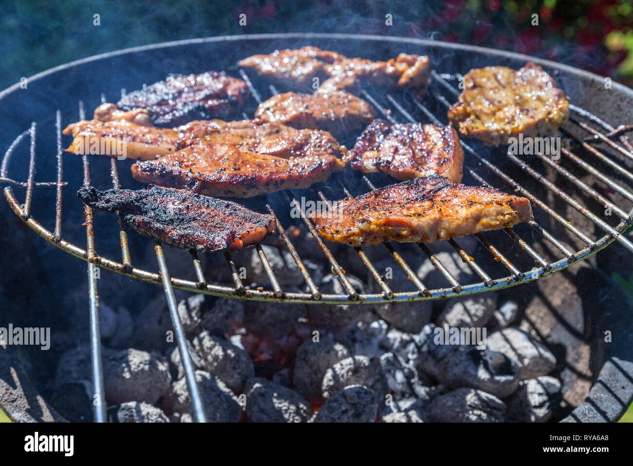 Bauchfleisch und Wuerstchen auf dem Grill bei THEMENBILD Grillen,  06.05.2018 Foto: Mario Hommes Stock Photo - Alamy