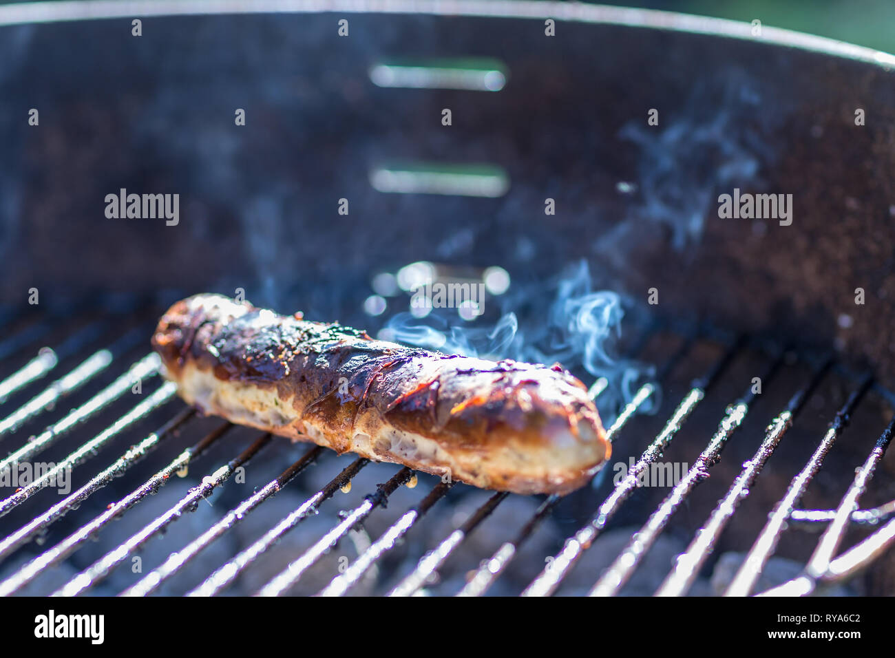 Verkohlte Wurst auf einem Grill bei THEMENBILD Grillen, 06.05.2018 Foto: Mario Hommes Stock Photo