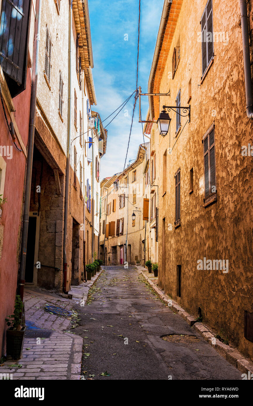 Eine Haeusergasse in Frankreich, Foto: Mario Hommes / HH-Photography Stock Photo