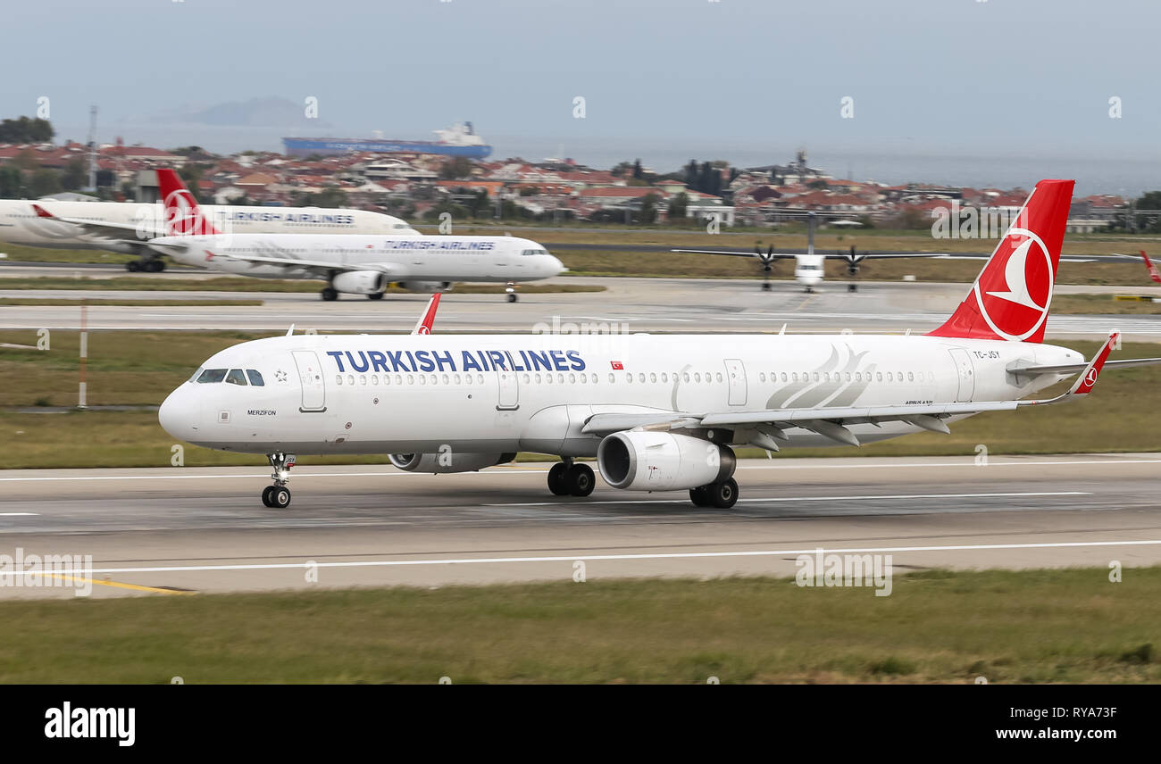 ISTANBUL, TURKEY - SEPTEMBER 30, 2018: Turkish Airlines Airbus A321-231 (CN 6758) takes off from Istanbul Ataturk Airport. THY is the flag carrier of Stock Photo - Alamy
