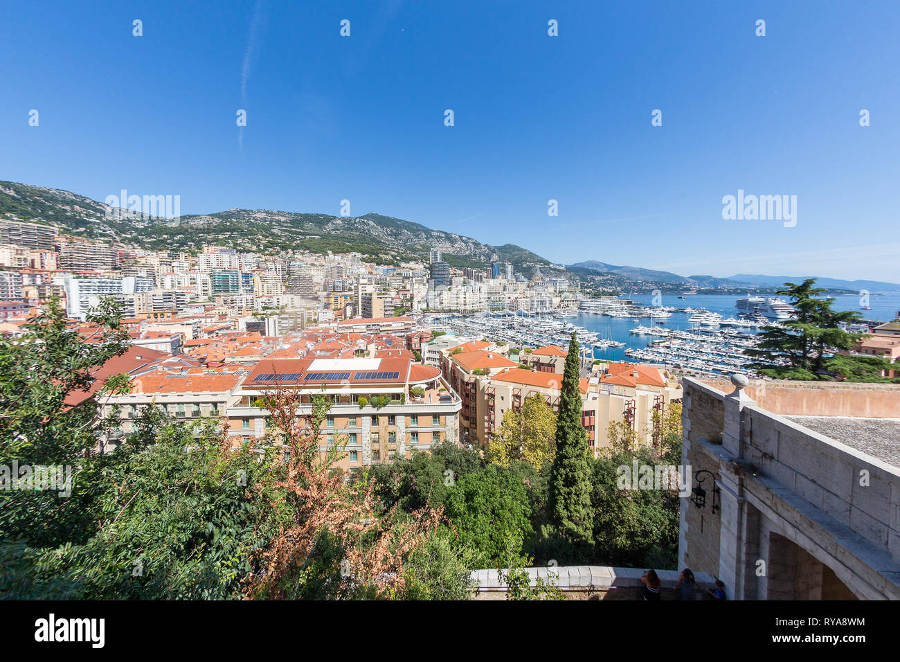 Blick auf den Hafen und Skyline von Monte Carlo, Monaco, 29.08.2018 Bildnachweis: Mario Hommes / HH-Photography Stock Photo