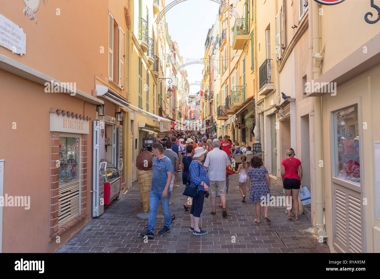 Touristen in einer Einkaufsstrasse mit Souvenirs in Monte Carlo, Monaco, 29.08.2018 Bildnachweis: Mario Hommes / HH-Photography Stock Photo