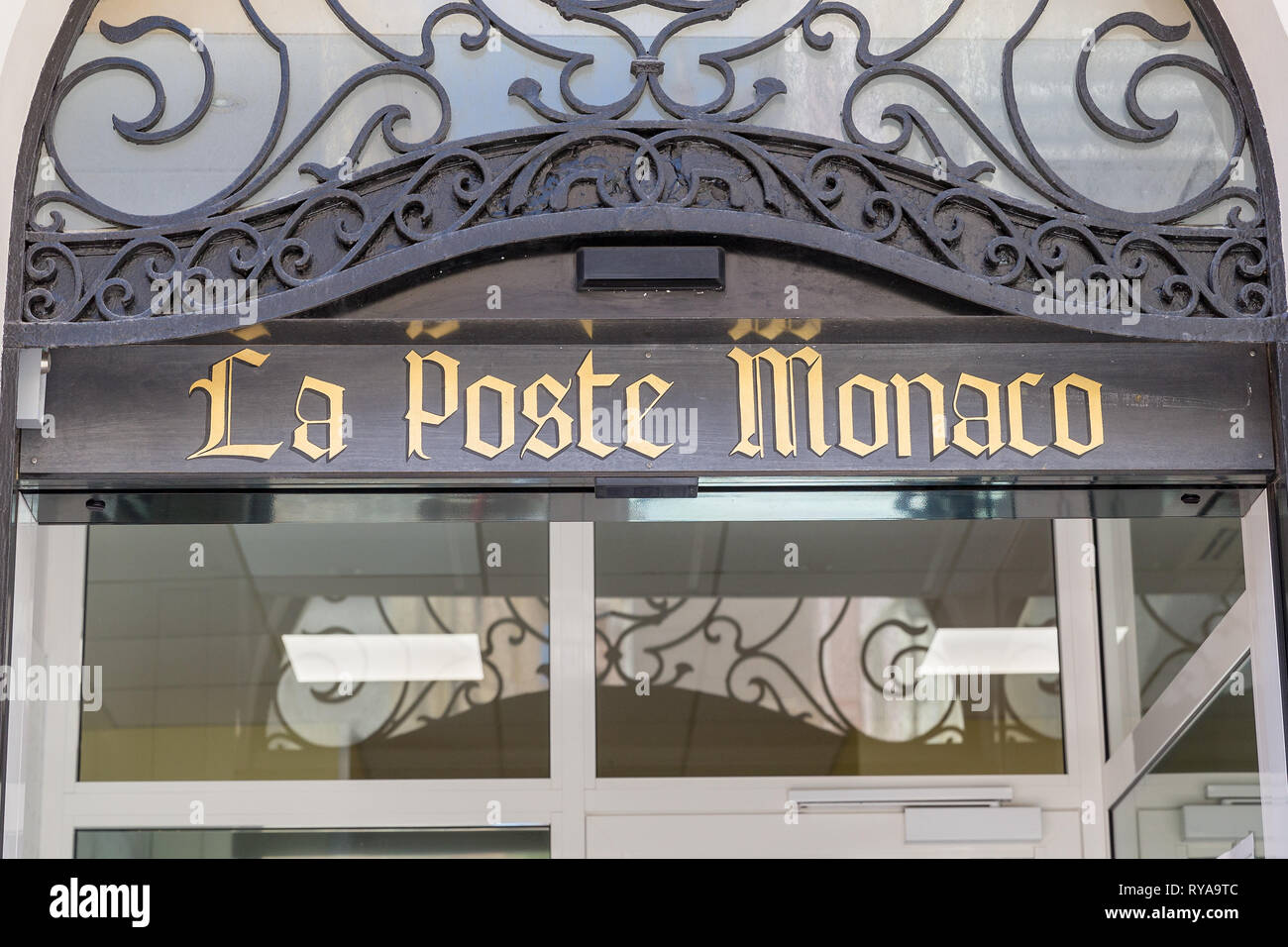 Schriftzug 'La Poste Monaco' ueber dem Eingang zu einer Postfiliale in Monte Carlo, Monaco, 29.08.2018 Bildnachweis: Mario Hommes / HH-Photography Stock Photo