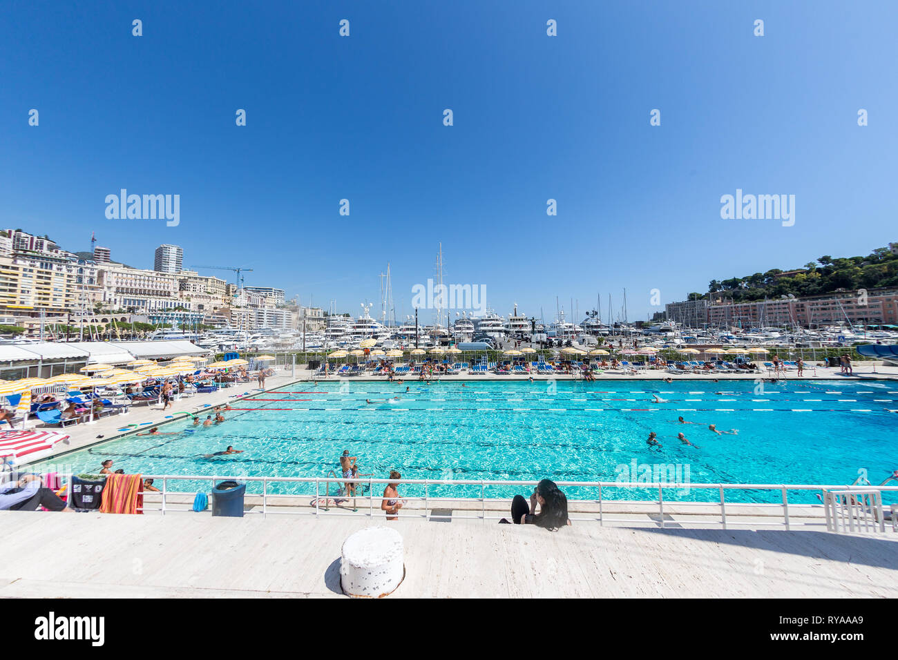 Schwimmbad im Hafen in Monte Carlo, Monaco, 29.08.2018 Bildnachweis: Mario Hommes / HH-Photography Stock Photo