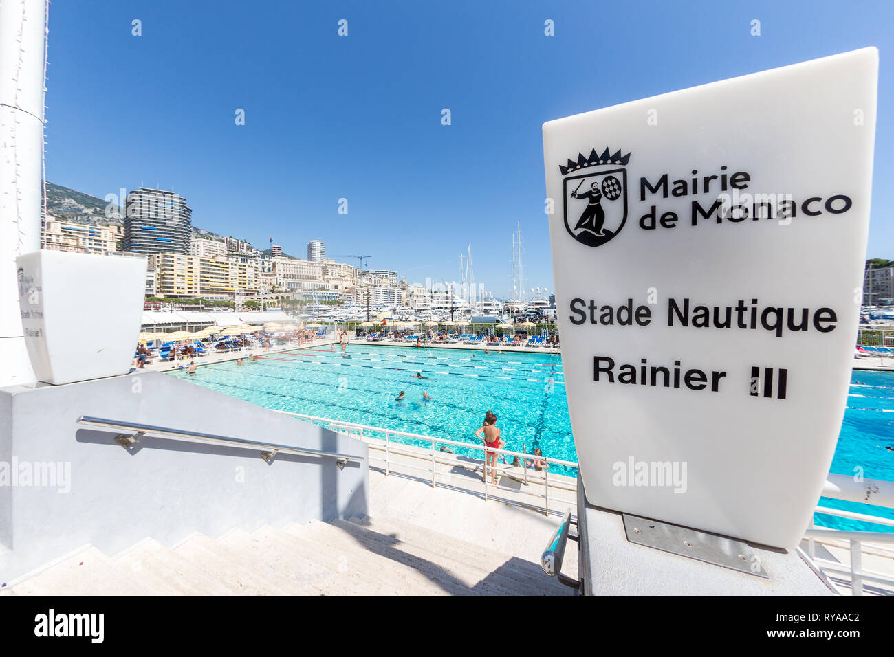Schwimmbad im Hafen mit Schild 'Mairie de Monaco. Stade Nautique Rainier III' in Monte Carlo, Monaco Stock Photo