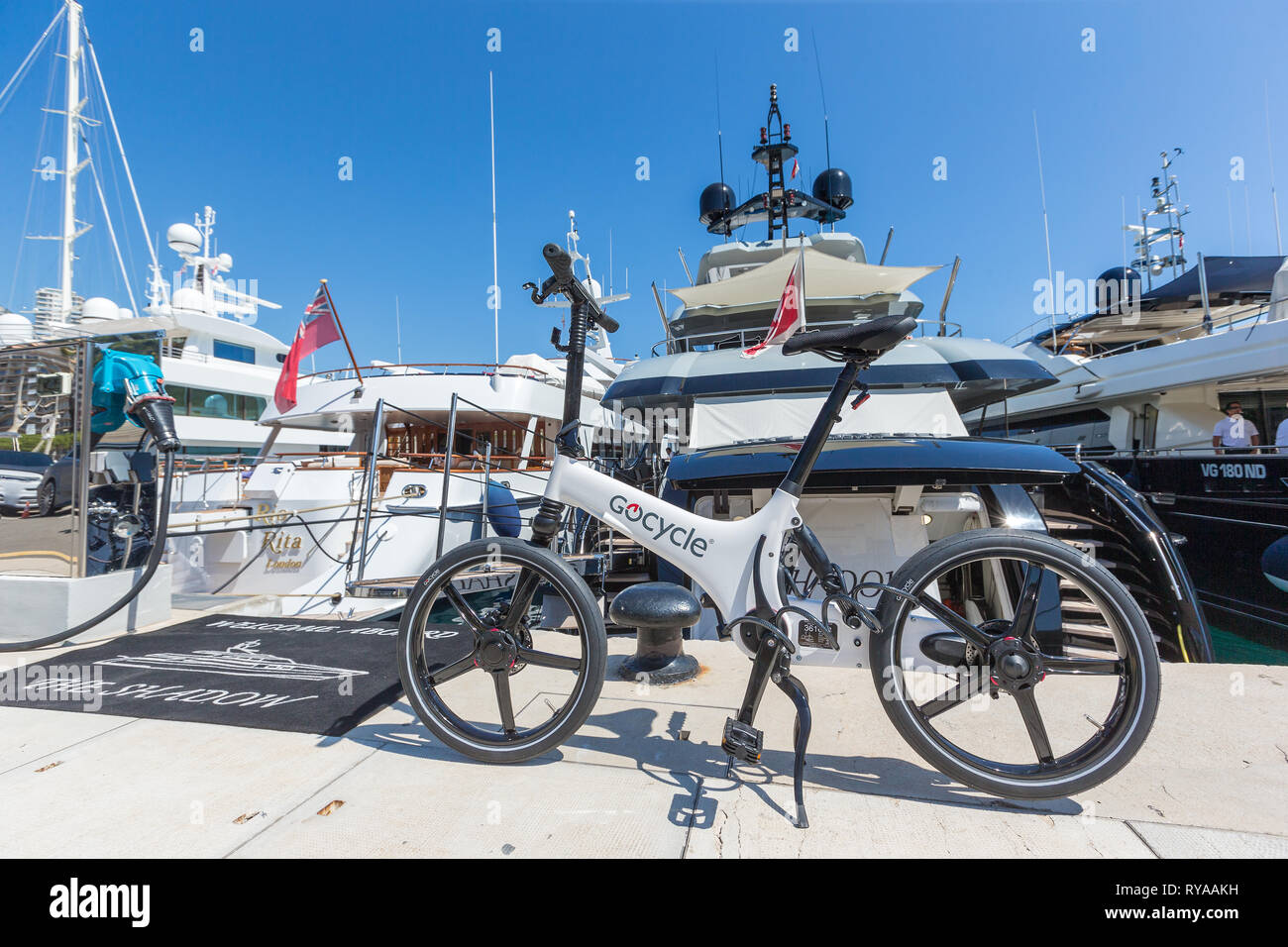 Ein Fahrrad GoCycle vor den Jachten im Hafen in Monte Carlo, Monaco, 29.08.2018 Bildnachweis: Mario Hommes / HH-Photography Stock Photo