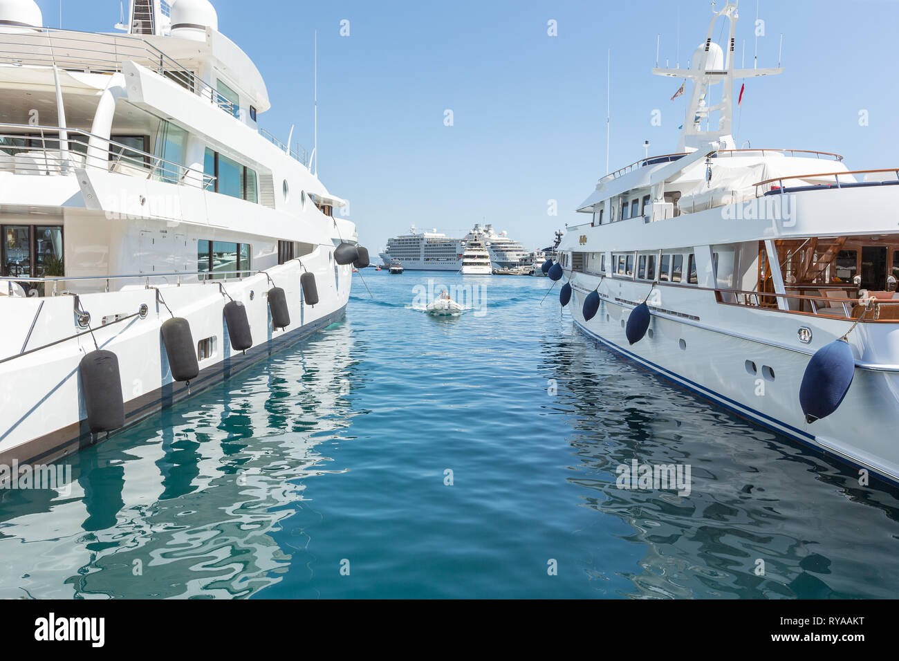 Ein Schlauchboot faehrt im Hafen zwischen zwei Motorjachten in Monte Carlo, Monaco, 29.08.2018 Bildnachweis: Mario Hommes / HH-Photography Stock Photo