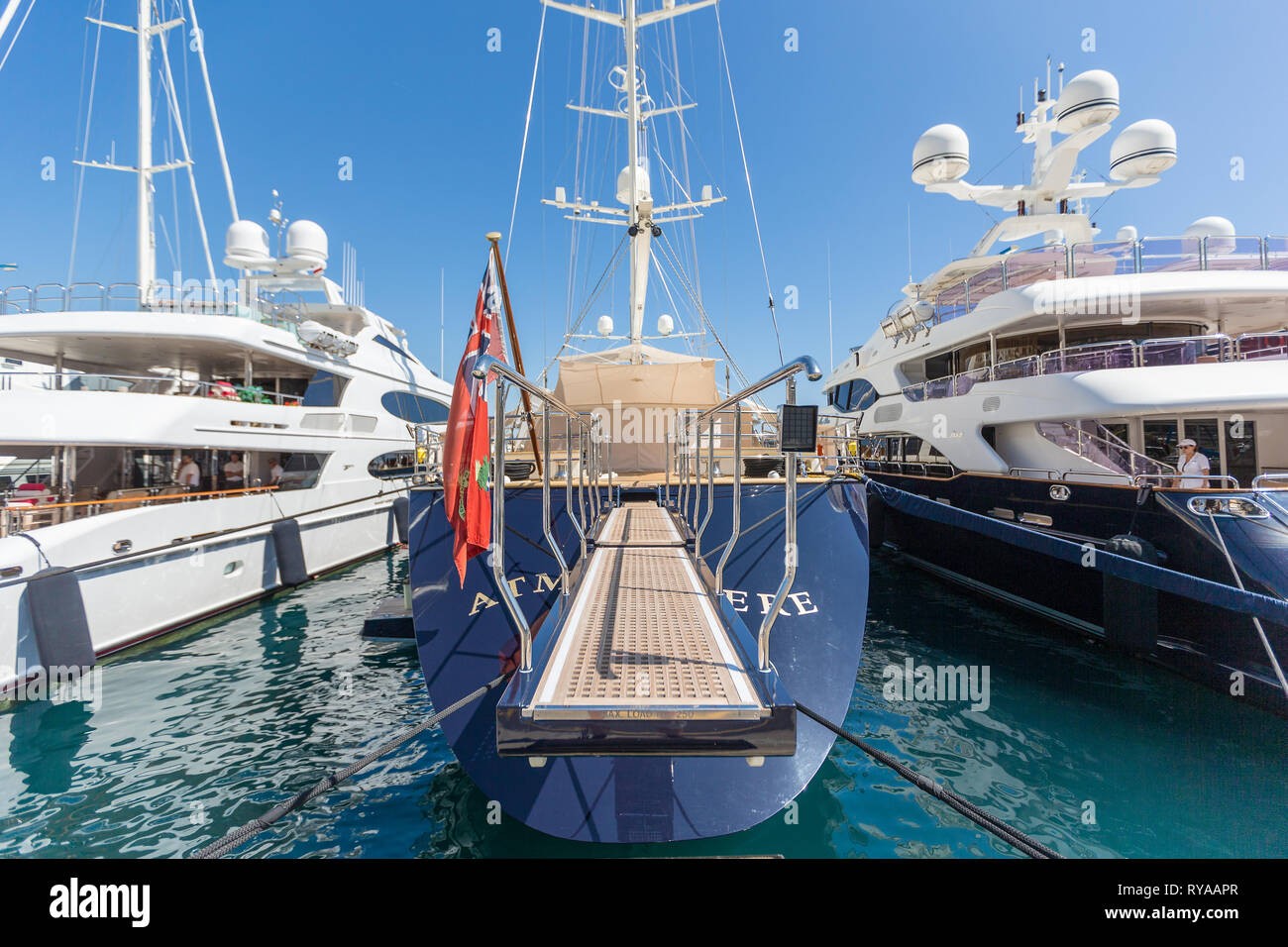 Im Hafen liegt eine Segeljacht am Anleger in Monte Carlo, Monaco, 29.08.2018 Bildnachweis: Mario Hommes / HH-Photography Stock Photo