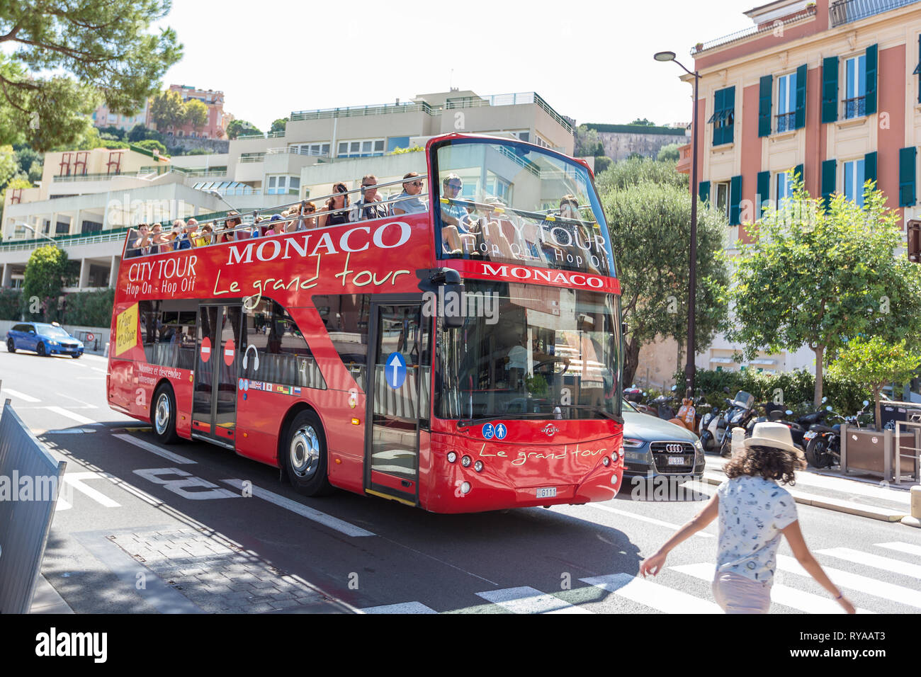 Durch die Stadt fahren Ausflugsbusse in Rundfahrten in Monte Carlo, Monaco, 29.08.2018 Bildnachweis: Mario Hommes / HH-Photography Stock Photo