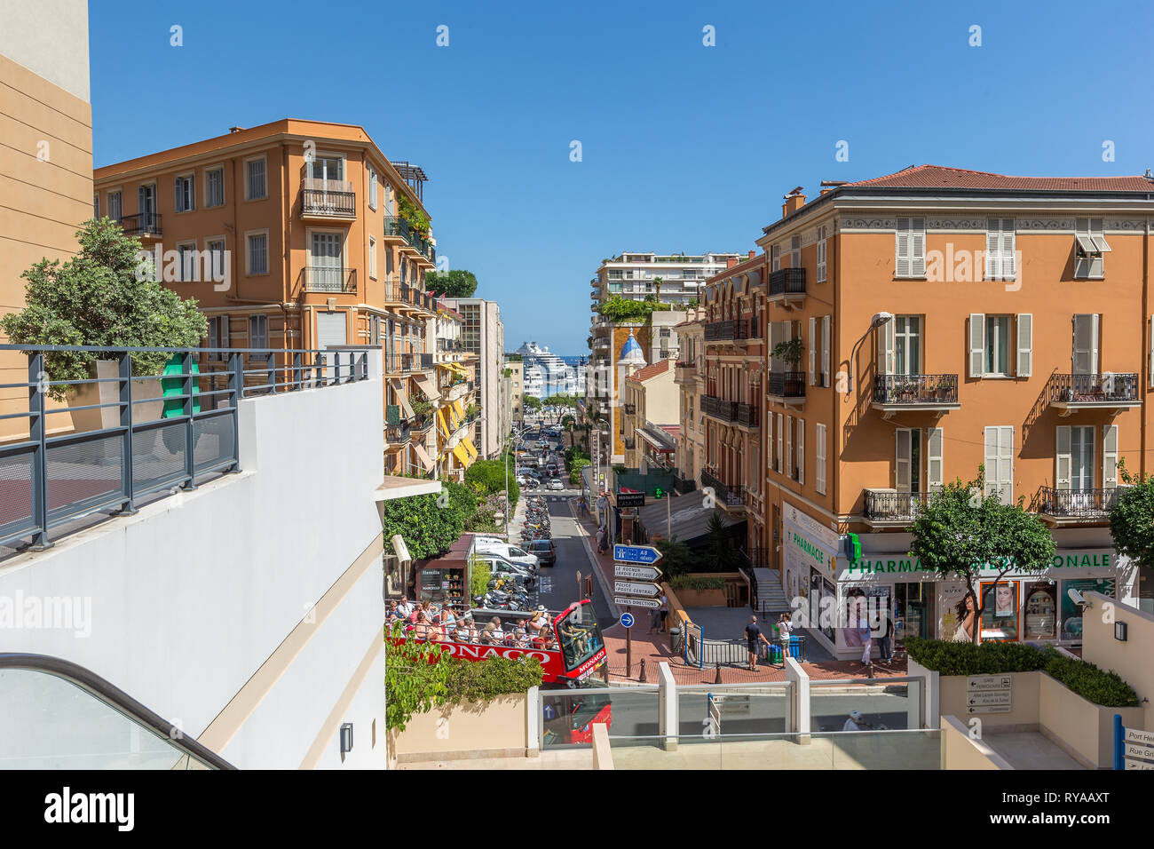 Blick durch eine Einkaufsstrasse auf den Hafen in Monte Carlo, Monaco, 29.08.2018 Bildnachweis: Mario Hommes / HH-Photography Stock Photo