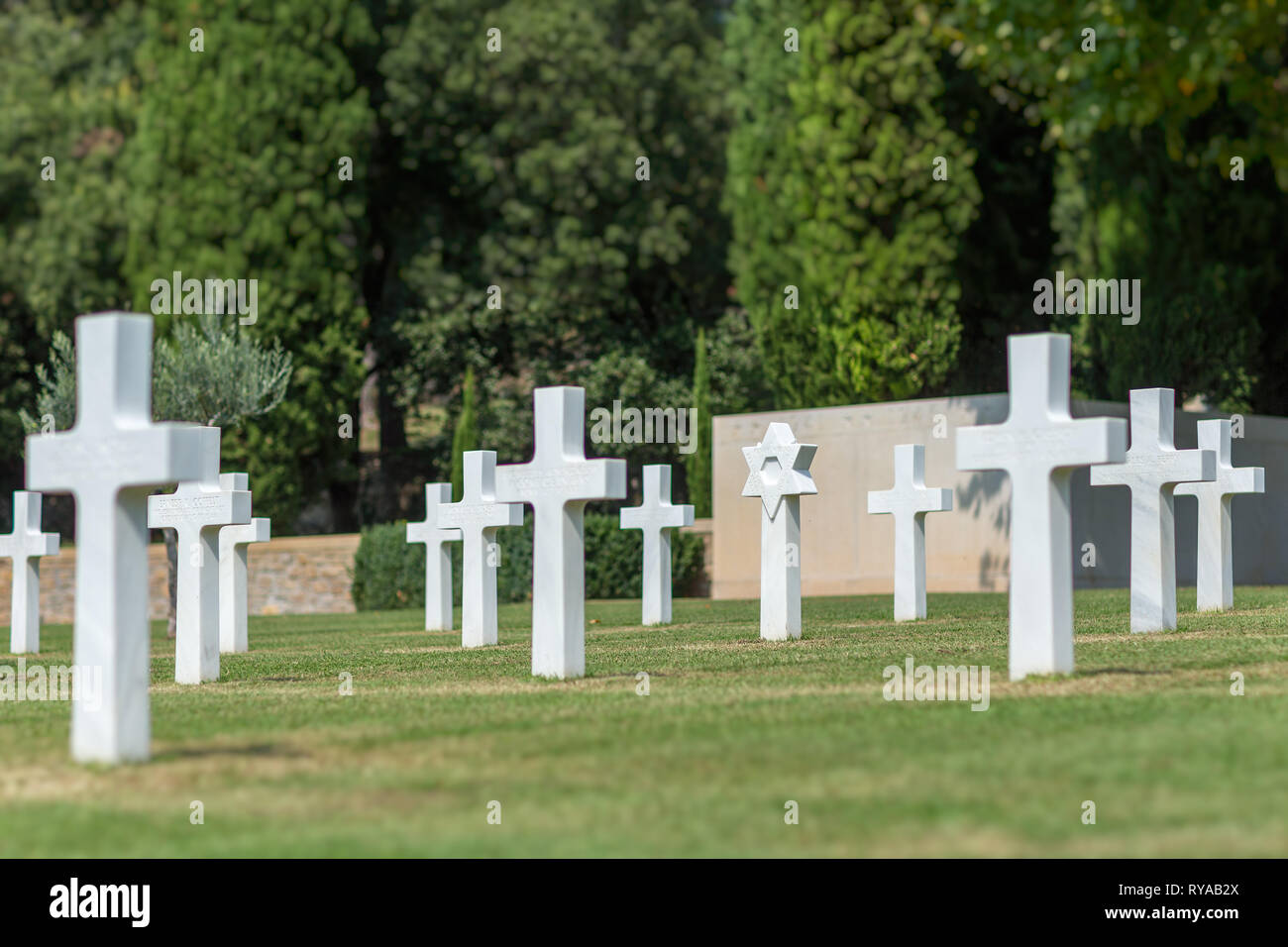 Grabkreuze auf dem Friedhof in Rhone American Cemetery and Memorial, Draguignan, Frankreich Stock Photo