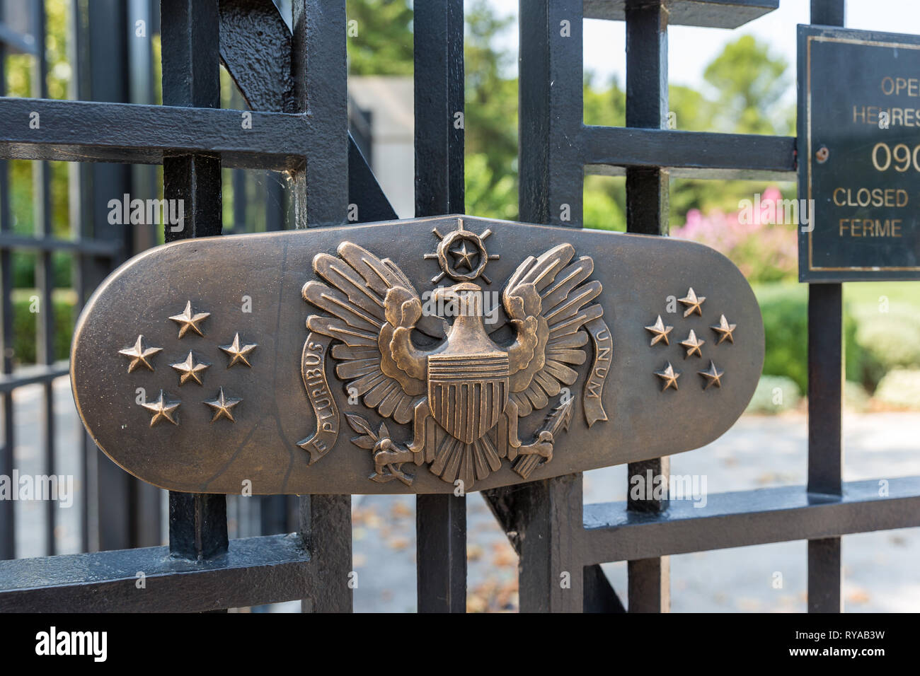 Ein Weisskopfseeadler ist auf einem Logo der Tore in Rhone American Cemetery and Memorial, Draguignan, Frankreich Stock Photo