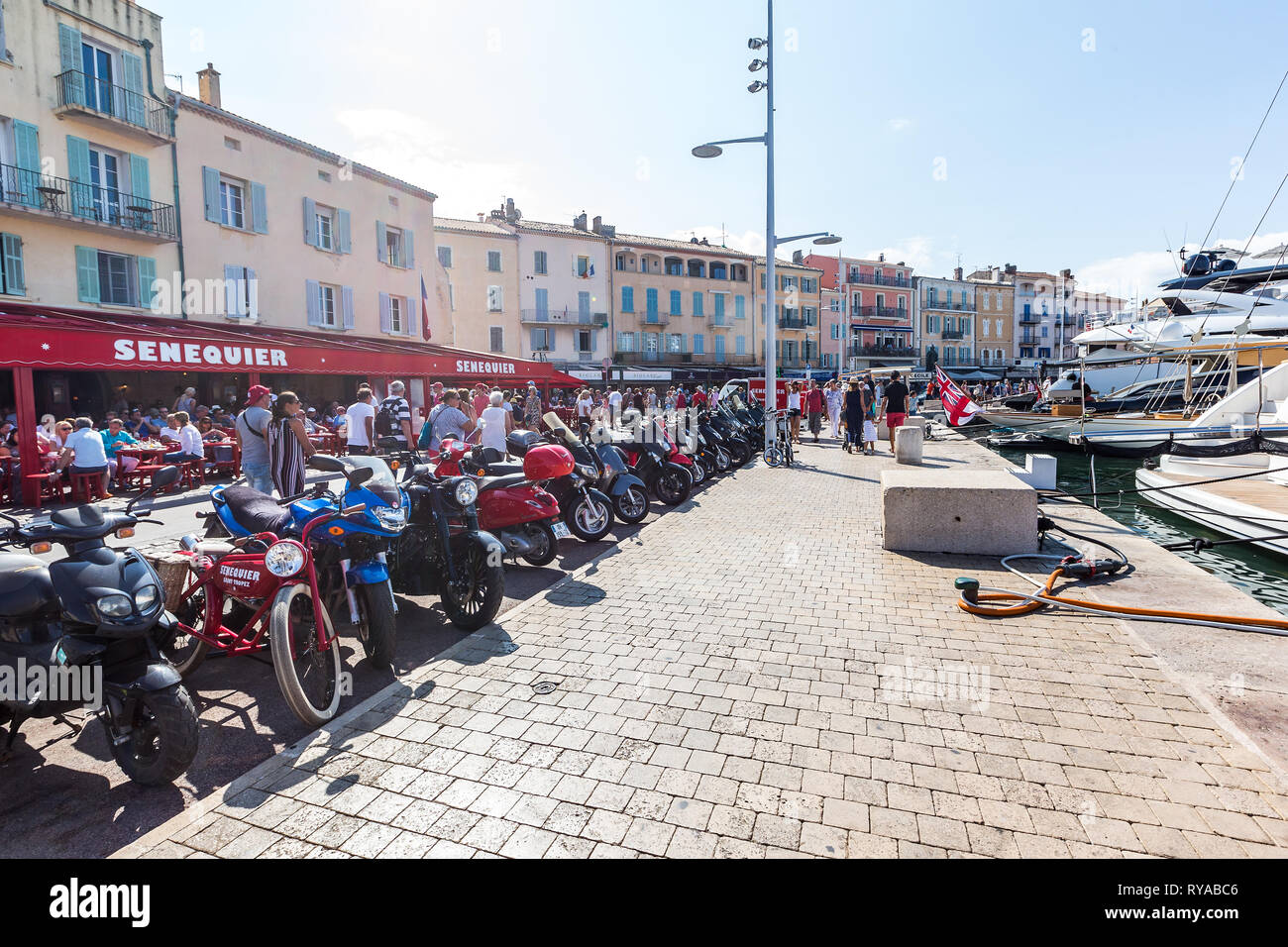 Promenade mit Geschaeften, das wichtigste Fortbewegungsmittel sind die vielen Motorraeder in Saint Tropez, Frankreich, 01.09.2018 Bildnachweis: Mario  Stock Photo