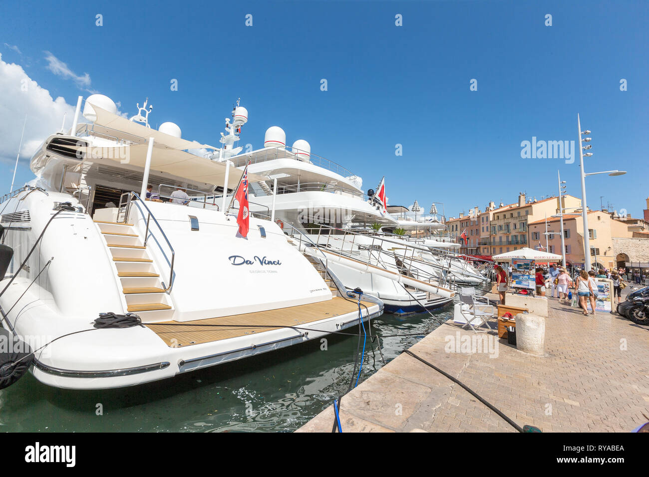 Yachten im Hafen vor den historischen Gebaeuden in Saint Tropez, Frankreich, 01.09.2018 Bildnachweis: Mario Hommes / HH-Photography Stock Photo